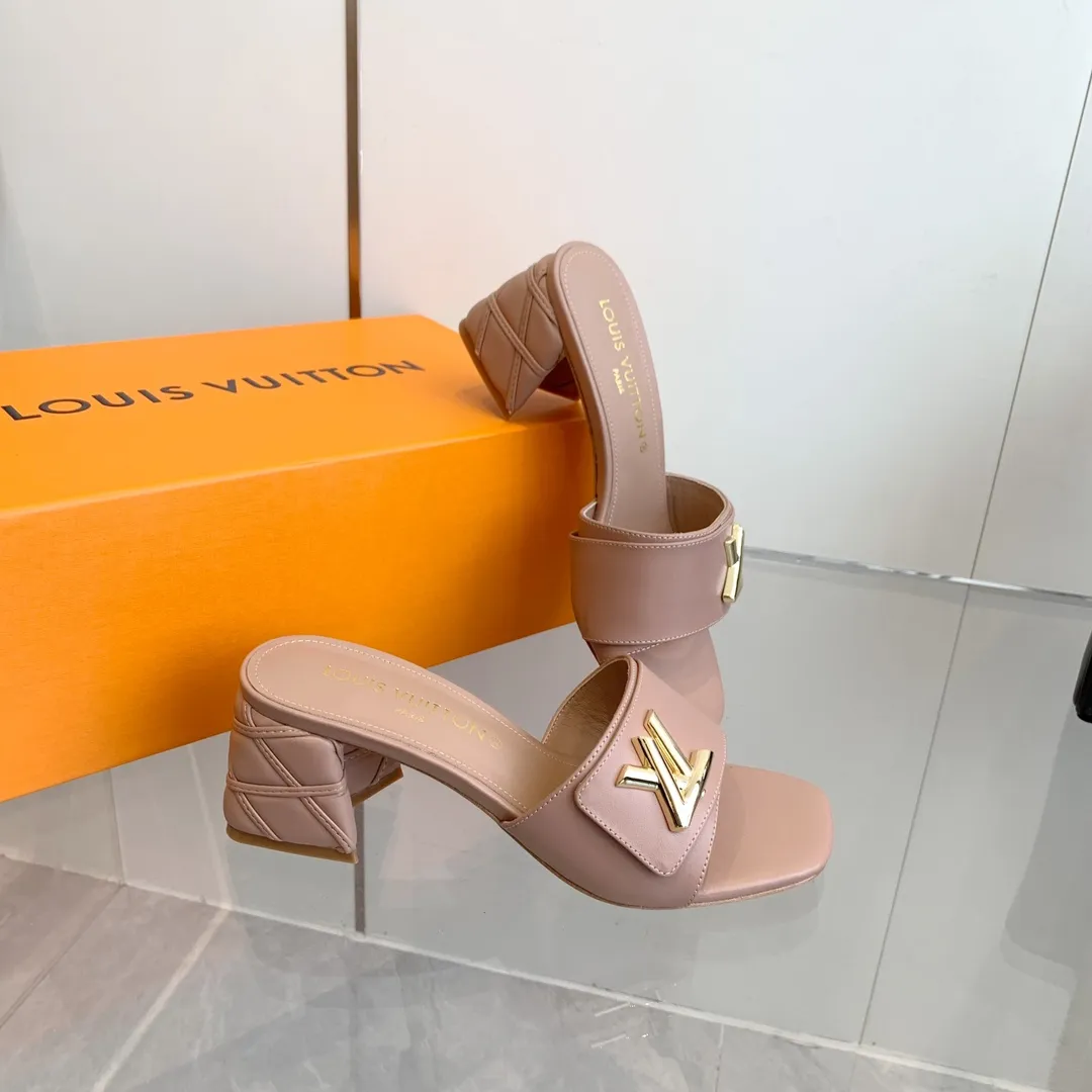 👟👟Ex-factory price 520👟👟 LV | Louis Vuitton ²⁰²³ 𝐬𝐬 🧡💚2️⃣0️⃣2️⃣4️⃣Early spring new model, top version⚠️ The counter features the latest models, square toe sandals, hard goods are new🆕 ❥Purchase level! Full of high-end feel! A popular model among bloggers at home and abroad, it’s retro and fashionable and looks amazing on your feet! Mainly recommended model on the official website★ ━━━━━ ЅᏇєєt ━━━━━ ▪️Upper: original cowhide + metal buckle ▪️Lining: imported goatskin lining ▪️Outsole: original Italian leather outsole ▪️Heel height: 5.5cm 9cm ▪️Shoe size: 35-39 (40 and 41 customized items are not returnable or exchangeable)